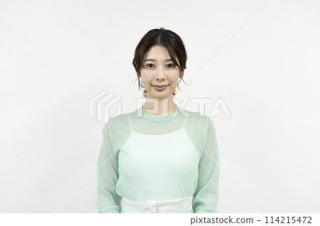 一個三十多歲的女人看著相機 一個三十多歲的女人看著相機 114215472