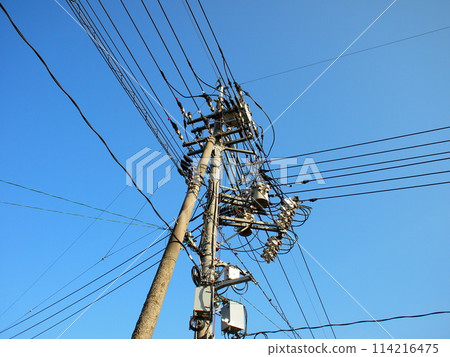在藍天的電線桿 114216475