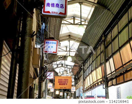 大阪市生野區鶴橋本通商店街的復古街機景觀 大阪市生野區鶴橋本通商店街的復古街機景觀 114216941
