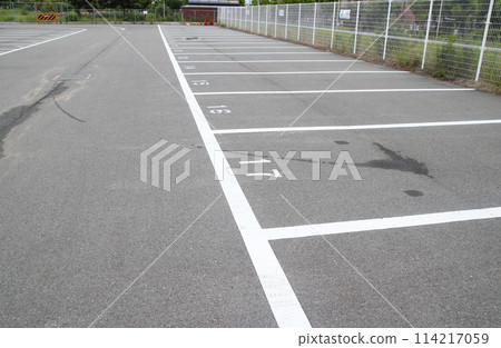 Parking lot (single line/flat/self-propelled/outdoor/no car stop) Parking lot (single line/flat/self-propelled/outdoor/no car stop) 114217059