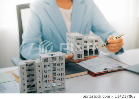 Real estate agent talked about the terms of the home purchase agreement and asked the customer to sign the documents to make the contract legally, Home sales and home insurance concept. Real estate agent talked about the terms of the home purchase agreement and asked the customer to sign the documents to make the contract legally, Home sales and home insurance concept. 114217862