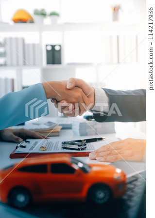 Insurance officers hand over the car keys after the tenant. have signed an auto insurance document or a lease or agreement document Buying or selling a new or used car with a car 114217936