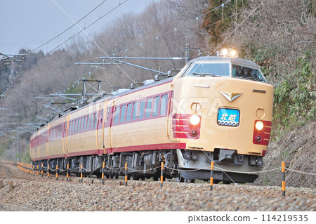 北陸本線Tsubata-Kurikara JR East 485系列T18編隊(新潟)北越 114219535