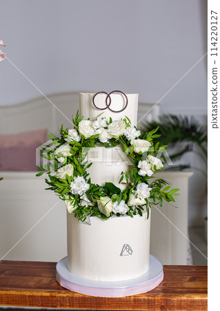 Delicious beautiful and elegant wedding baked cheese cake  114220127