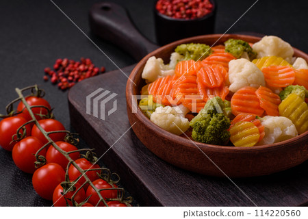 Delicious fresh vegetables broccoli, cauliflower, carrots steamed with salt Delicious fresh vegetables broccoli, cauliflower, carrots steamed with salt 114220560
