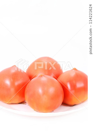 明亮背景中的 4 個中等大小的西紅柿 114221624