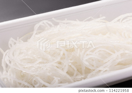 Garnish (radish for decoration) 114221958