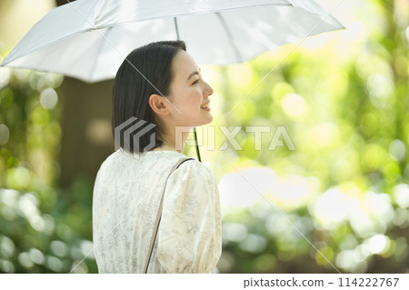 拿著遮陽傘的一個少婦 114222767