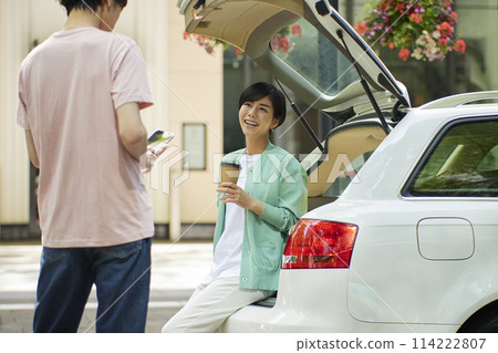 Smiling young couple going on a drive date 114222807