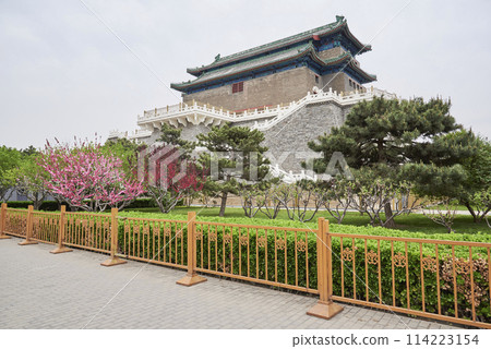 Archery tower of the historic Zhengyangmen gate in Qianmen street, located to the south of Tiananmen Square in Beijing, China 114223154