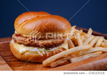 雞 tatsuta 漢堡馬鈴薯海軍藍背景 114223518