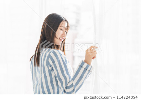 穿著睡衣的女人窗外 114224054