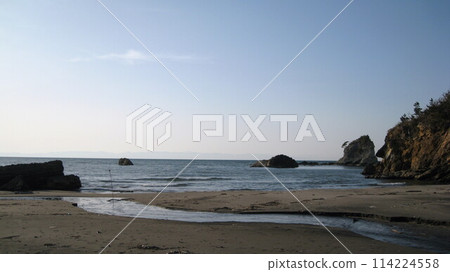 春天的日本海風平浪靜，海角、奇岩、沙灘、溪流 114224558