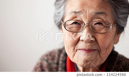 日本奶奶，微笑特寫，白色背景 114224560