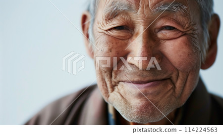 日本祖父，微笑特寫，白色背景 114224563