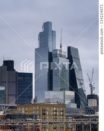 倫敦市摩天大樓和千禧橋/倫敦，英國 114224871