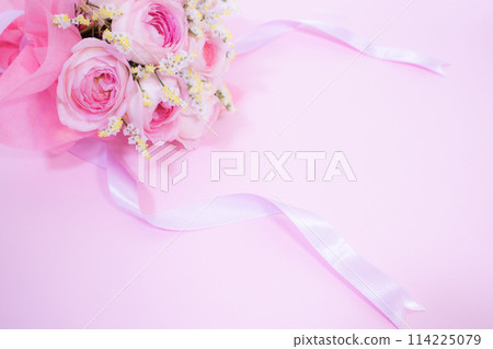 柔和的粉紅色玫瑰花束粉紅色背景 柔和的粉紅色玫瑰花束粉紅色背景 114225079
