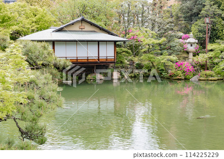 Spring in Kobe, Japan - Kanshintei teahouse and azaleas in the Japanese garden of Sorakuen 114225229