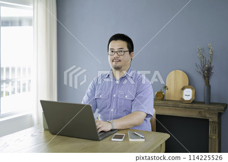 日本大男人在家遠距工作 114225526