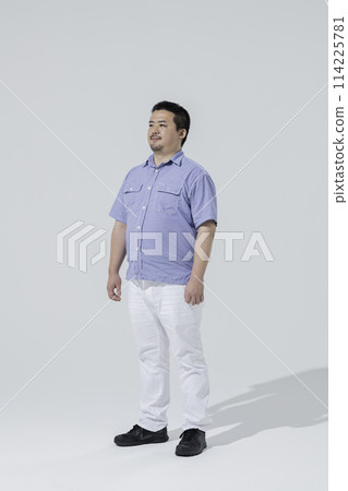 日本大個子男人，白色背景 114225781