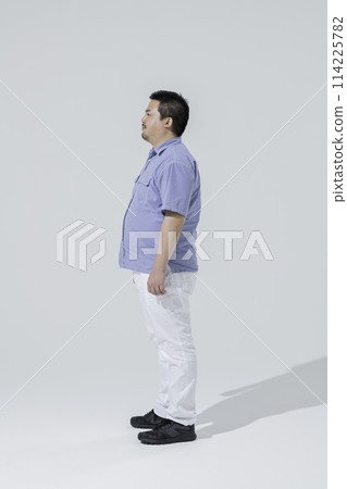 日本大個子男人，白色背景 114225782