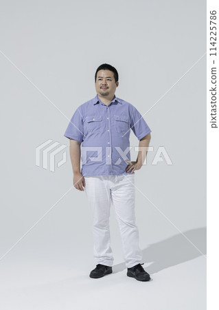 日本大個子男人，白色背景 114225786