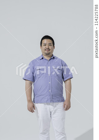 日本大個子男人，白色背景 114225788