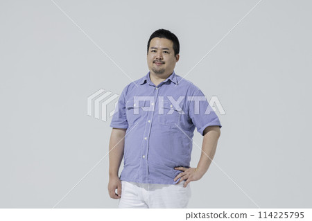 日本大個子男人，白色背景 114225795