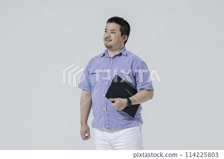 有膝上型計算機的一個大日本人 有膝上型計算機的一個大日本人 114225803
