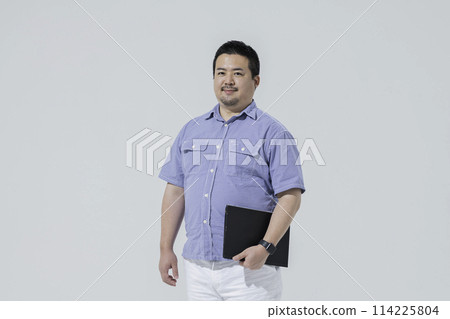 有膝上型計算機的一個大日本人 有膝上型計算機的一個大日本人 114225804