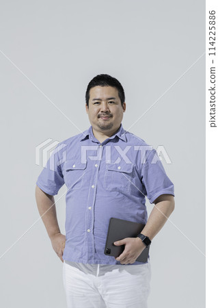 拿著平板裝備的一個大日本人 拿著平板裝備的一個大日本人 114225886