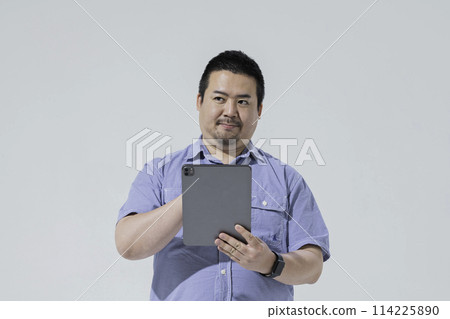 一個大個子的日本男人使用平板電腦設備 114225890