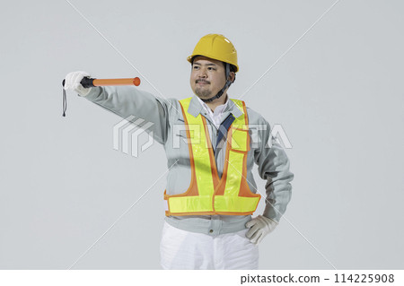 一名穿著工作服指揮交通的男子 114225908