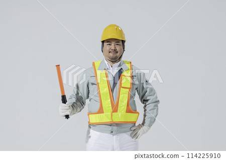 一名穿著工作服指揮交通的男子 一名穿著工作服指揮交通的男子 114225910