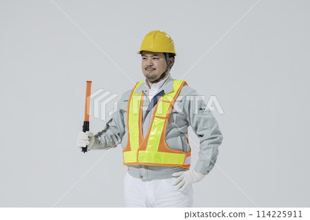 一名穿著工作服指揮交通的男子 114225911