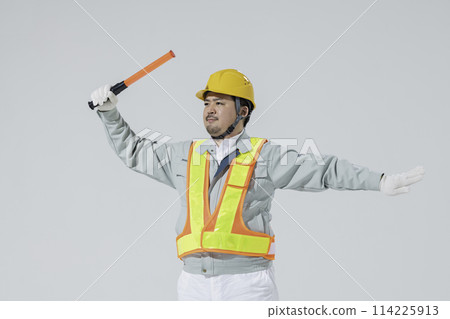 一名穿著工作服指揮交通的男子 一名穿著工作服指揮交通的男子 114225913