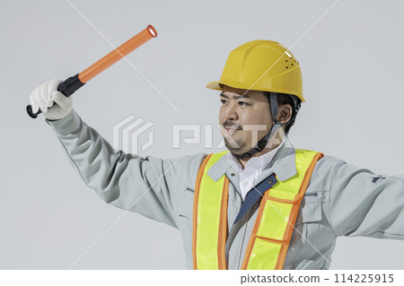 一名穿著工作服指揮交通的男子 114225915