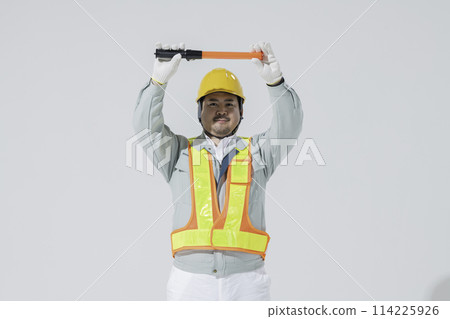 一名穿著工作服指揮交通的男子 114225926