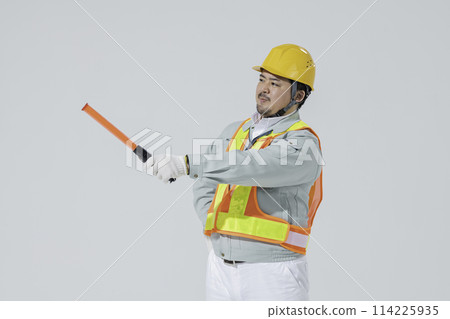 一名穿著工作服指揮交通的男子 114225935