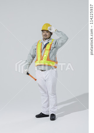 一個穿著工作服的大日本男人 114225937