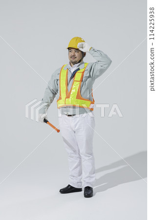 一個穿著工作服的大日本男人 一個穿著工作服的大日本男人 114225938