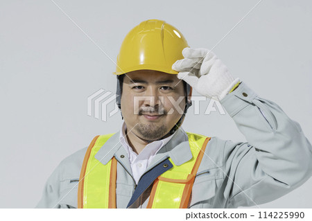 一個穿著工作服的大日本男人 114225990