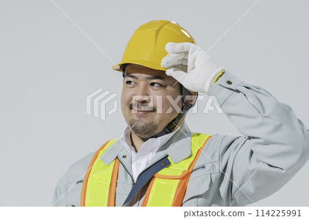 一個穿著工作服的大日本男人 114225991