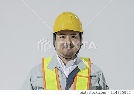 一個穿著工作服的大日本男人 114225993