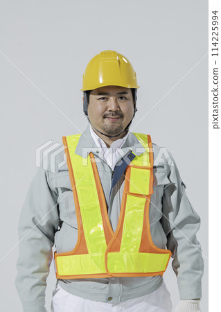一個穿著工作服的大日本男人 114225994
