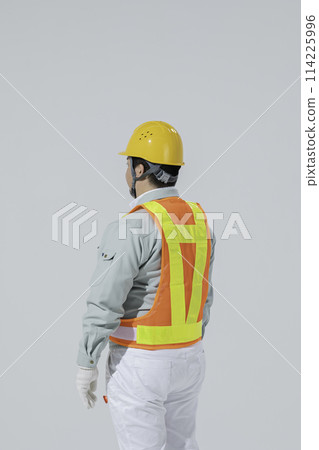 一個穿著工作服的大日本男人 114225996