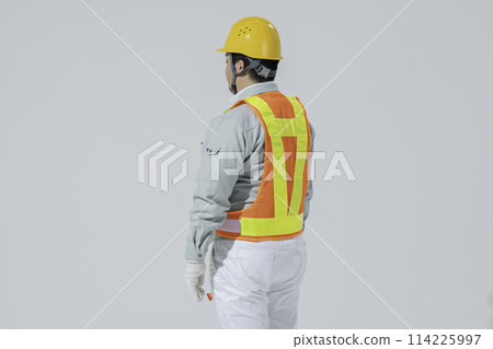 一個穿著工作服的大日本男人 114225997
