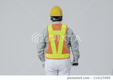 一個穿著工作服的大日本男人 114225999