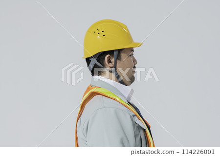 一個穿著工作服的大日本男人 114226001