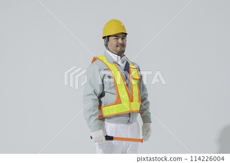 一個穿著工作服的大日本男人 114226004